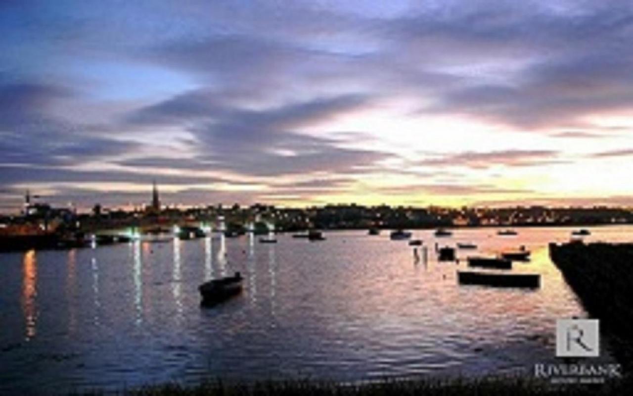 Riverbank House Hotel Ferrybank Esterno foto